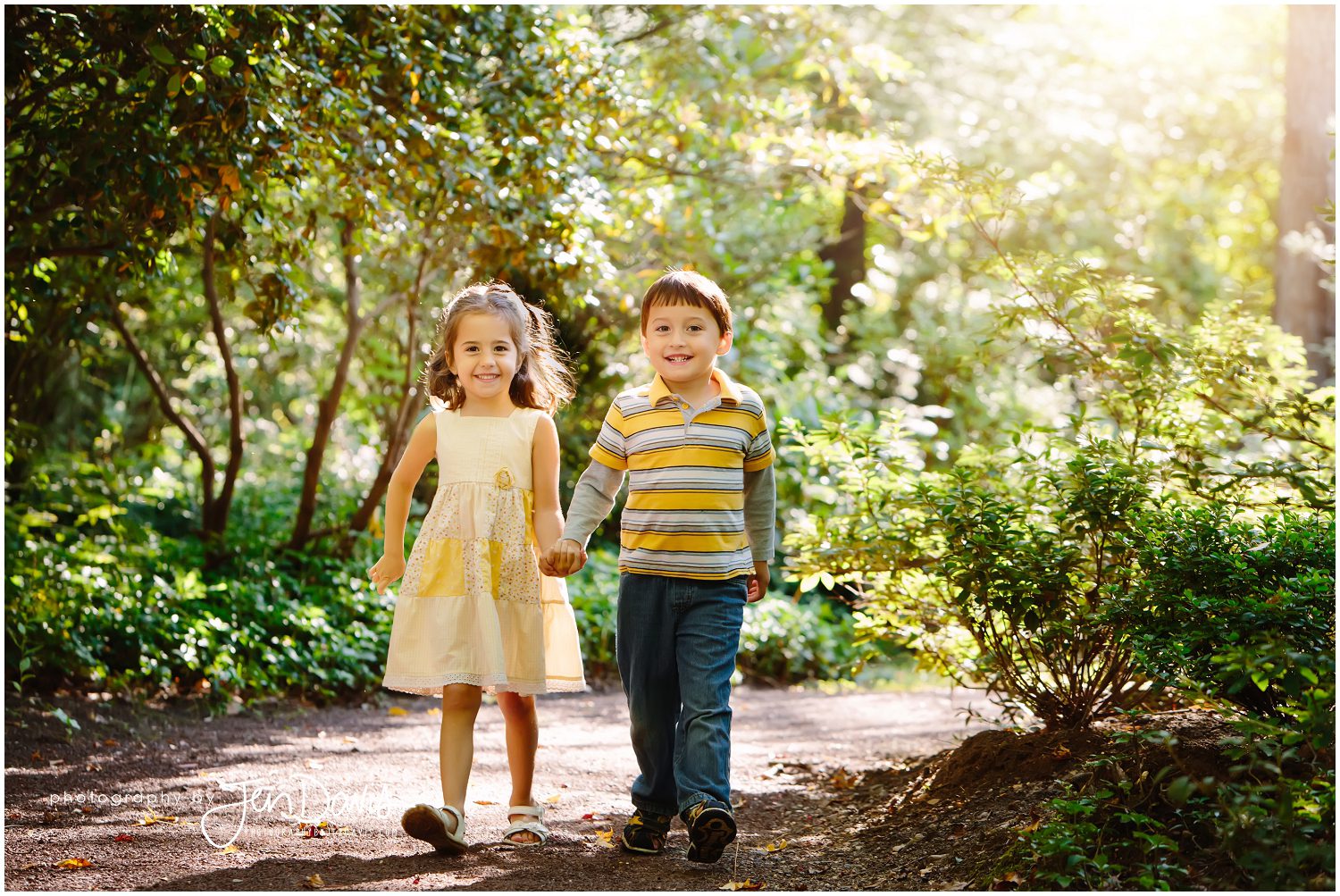 Family pictures in the fall in the garden