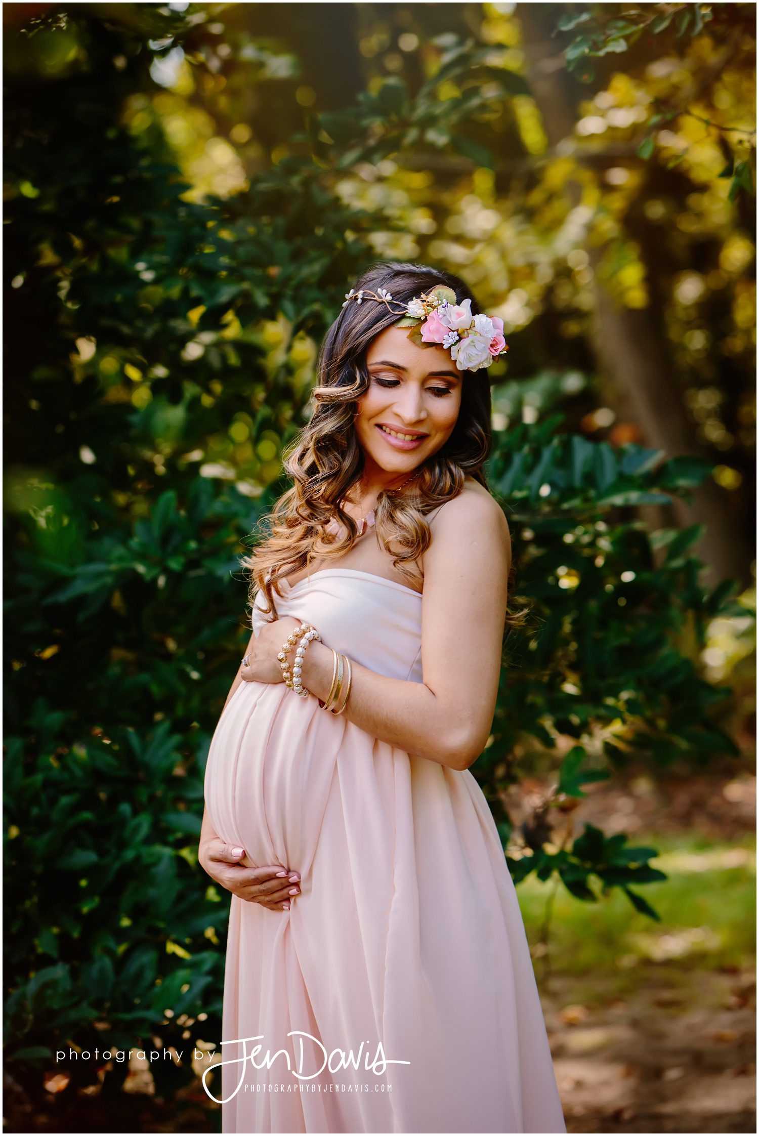 maternity portrait outside, 8 months preganant